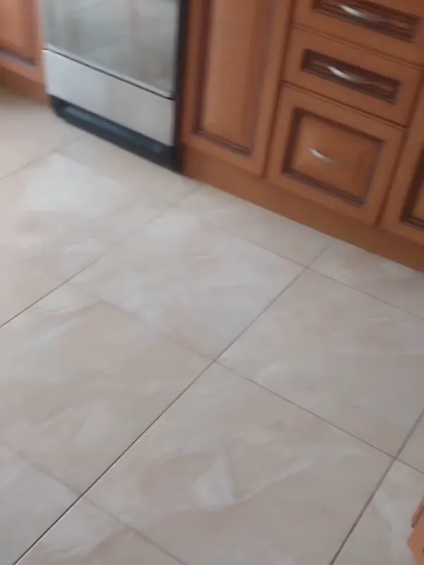 Кухня з чистою глянцевою плиткою після прибирання