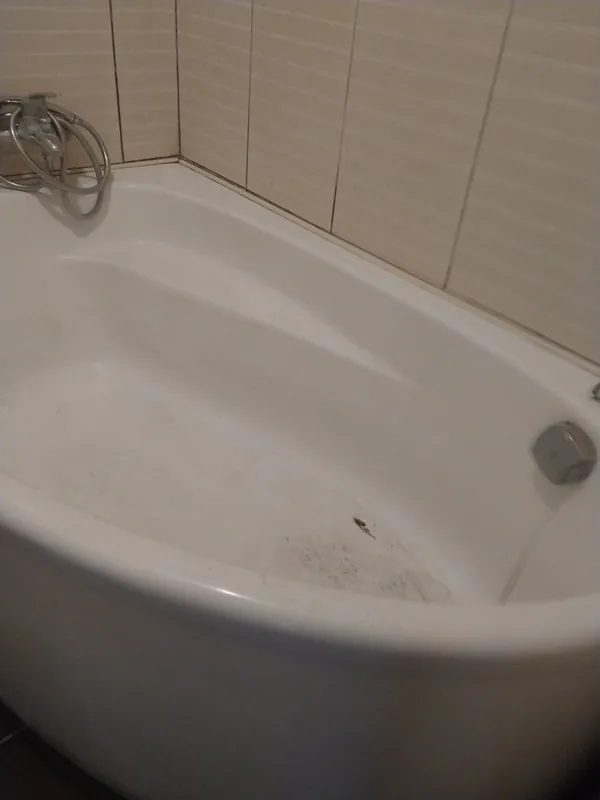 Кутова ванна з плямами до прибирання